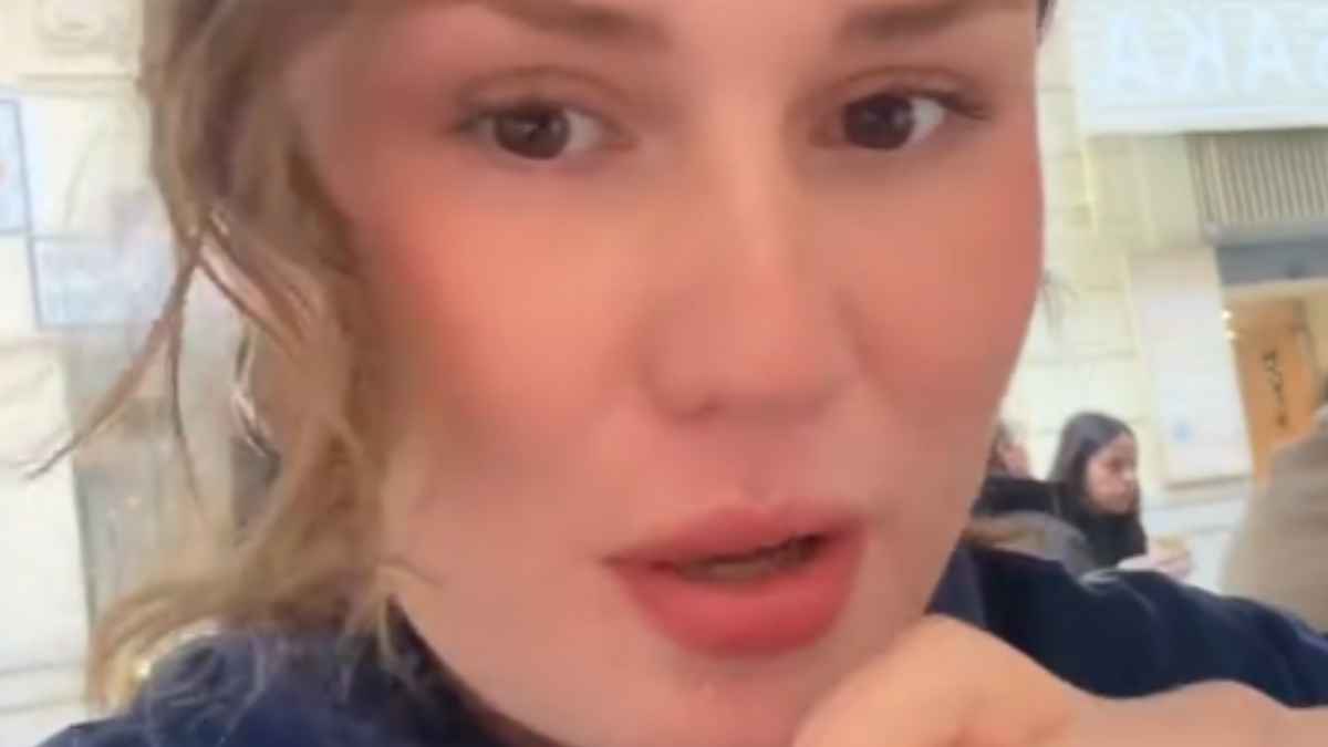 Reacción de sorpresa de joven chilena tras probar paella valenciana por primera vez en restaurante de Valencia