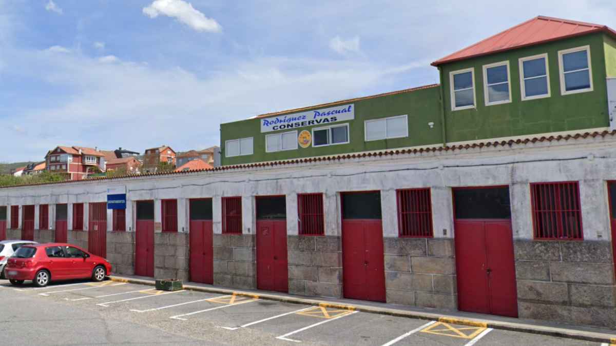 Fachada de la conservera Rodríguez Pascual en Redondela, fábrica de la marca La Coca cerrada en 2025