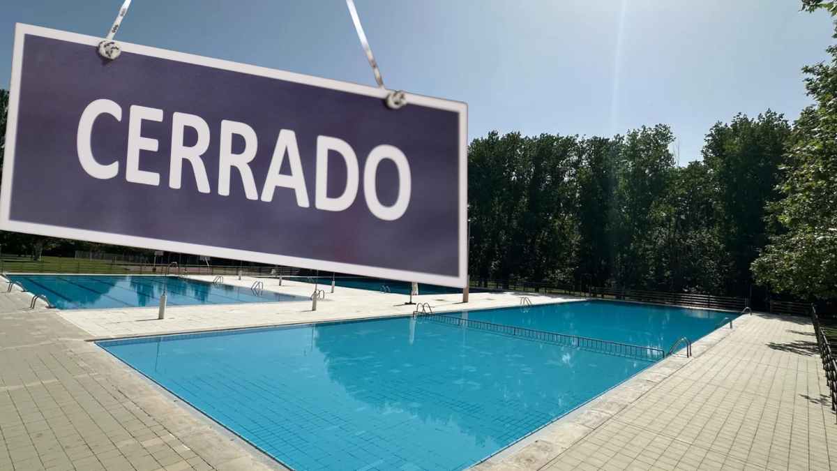 Cartel de “cerrado” sobre la piscina municipal vacía de Carcaixent durante la ola de calor