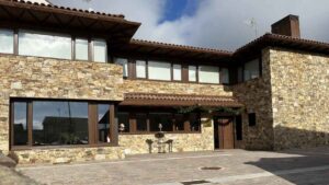 El cierre del único bar en un pueblo madrileño desata la polémica: vecinos enfrentados por la falta de un espacio social en pleno verano