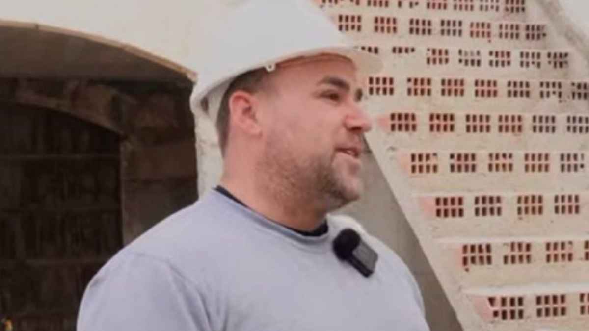 Albañil pascual con casco blanco cargando sacos en obra por 1200 euros al mes