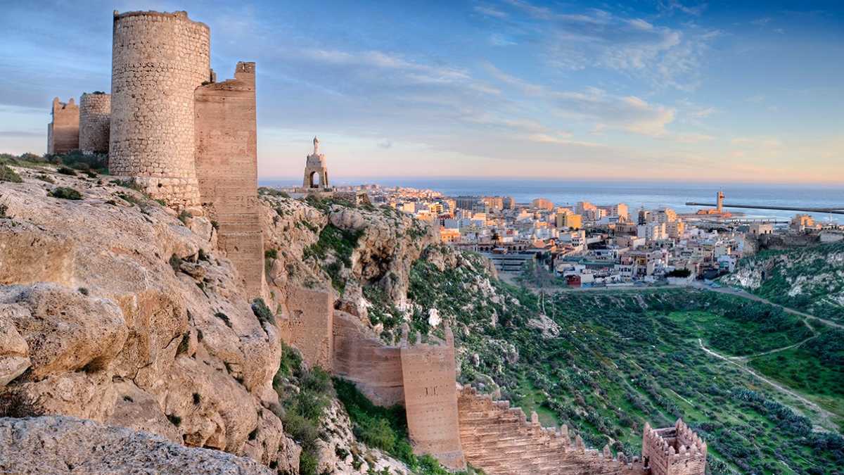 Vista panorámica de Almería, ciudad entre dos continentes desde la alcazaba, murallas y mar al fondo secreto tectónico de España