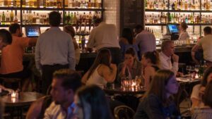 Clientes se quejan del trato en un bar y el dueño responde de forma tajante recordando que sus camareros merecen respeto