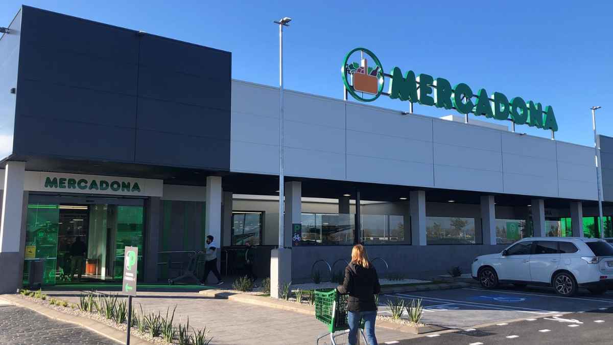 Fachada de supermercado Mercadona donde ya están disponibles las nuevas colonias frescas y asequibles para verano.
