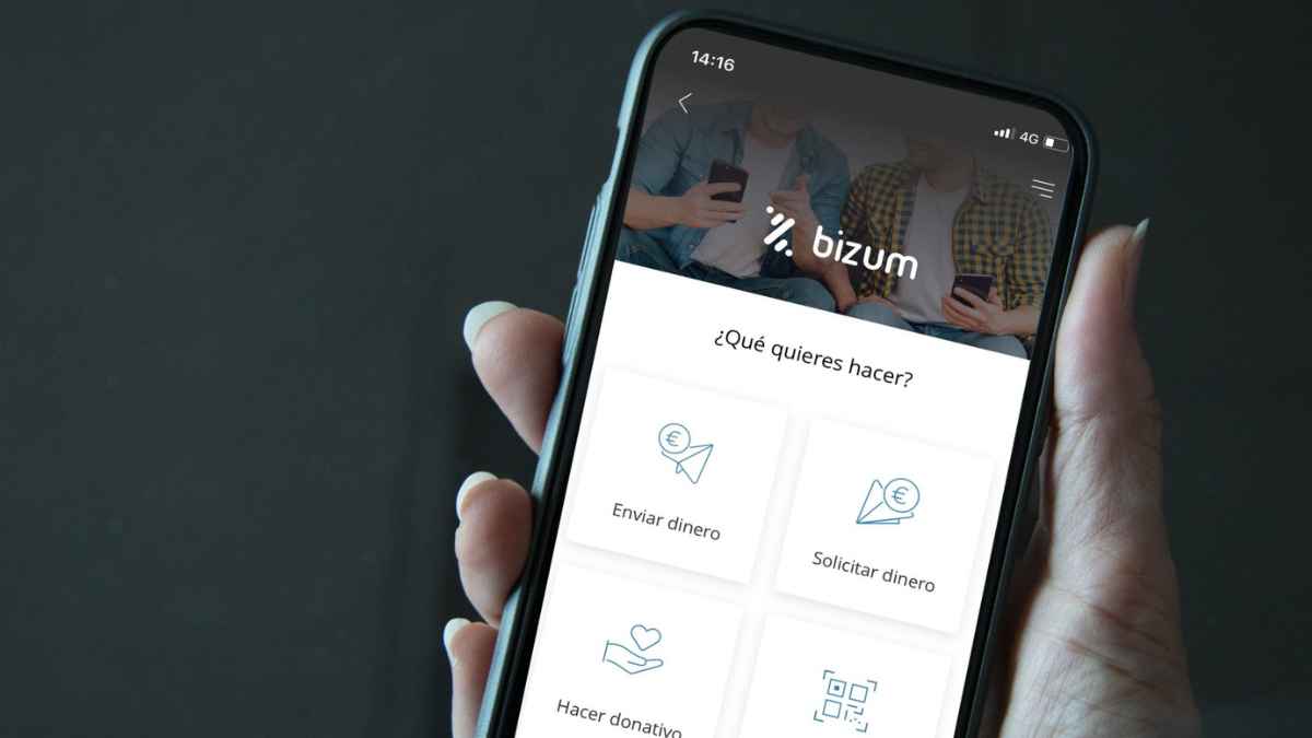 Persona usando Bizum para enviar dinero desde el móvil