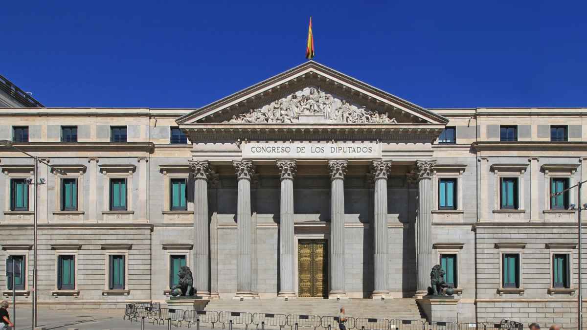 Fachada del Congreso de los Diputados en Madrid manteniendo su nombre actual tras intento de lenguaje inclusivo