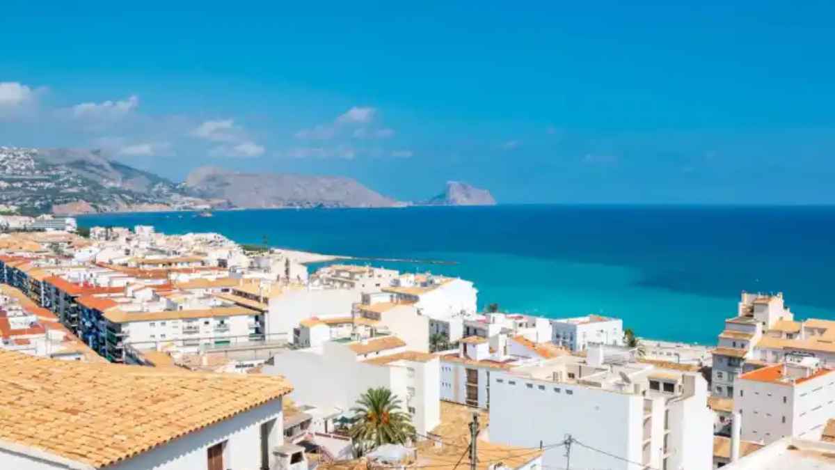 Panorámica de pisos turísticos en una ciudad costera de España, país donde el 82% se concentra en solo cinco comunidades autónomas.