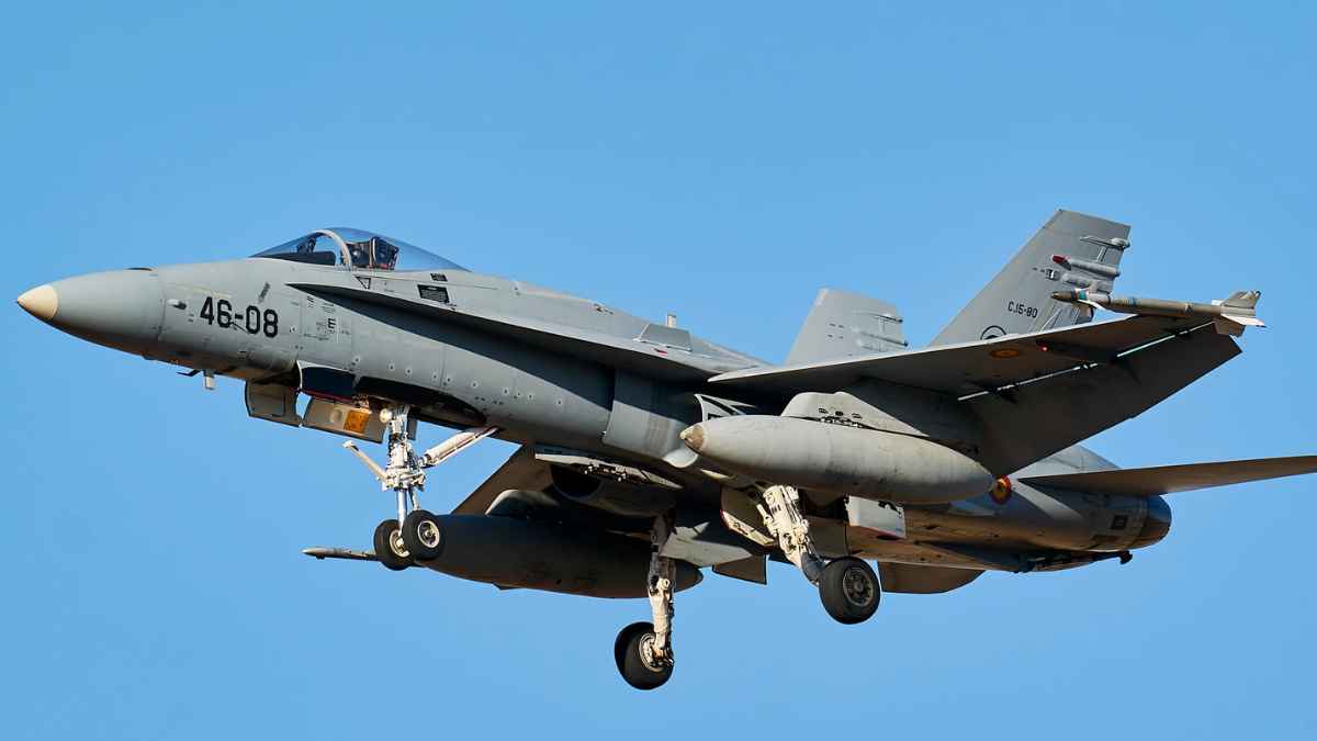 Caza F18 del Ejército del Aire volando sobre España, comparativa de tiempo de vuelo con avión comercial