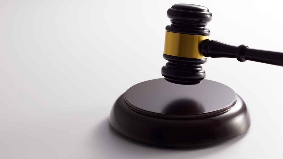 Sentencia judicial por denuncia laboral contra empresa por no subir sueldo tras 15 años de baja médica