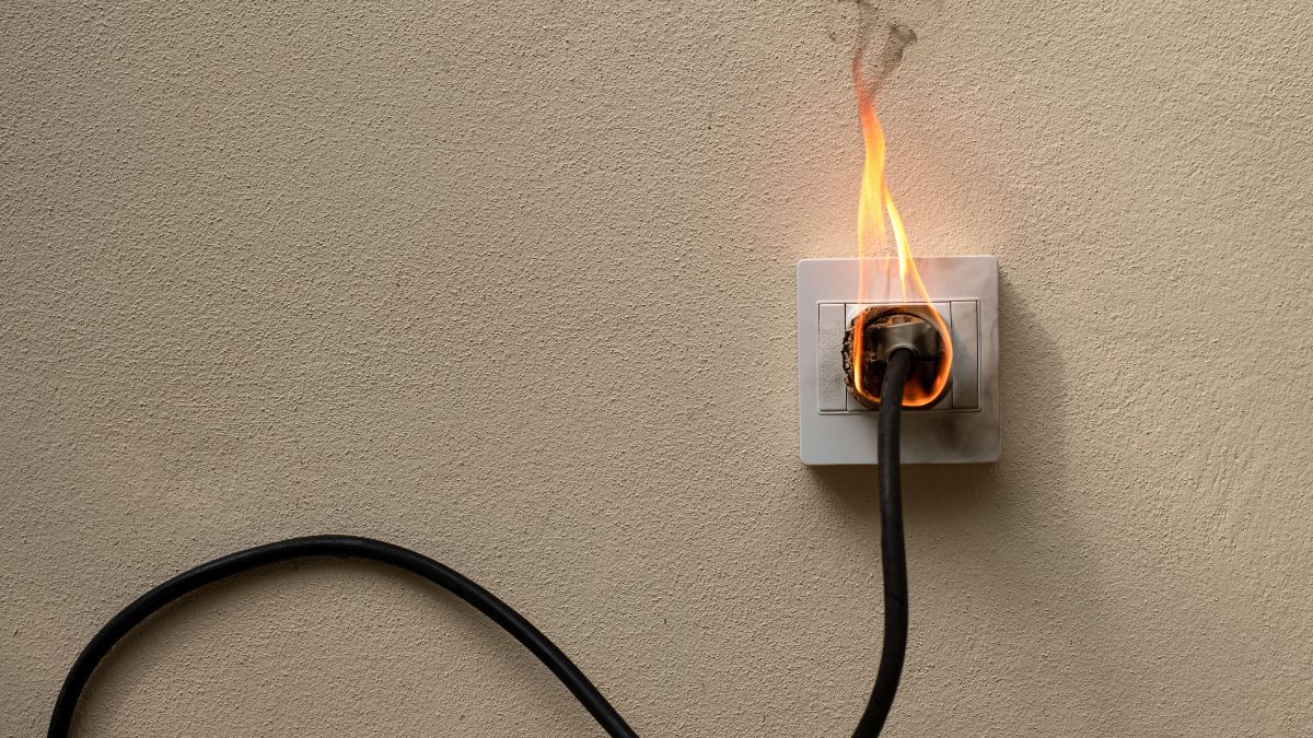 Enchufe quemándose por cortocircuito al no desenchufar electrodoméstico