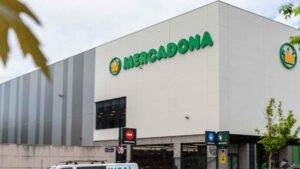 Una trabajadora de Mercadona es despedida por llevar anillos, usar el móvil e ir al Lidl a comprar: la justicia lo declara nulo