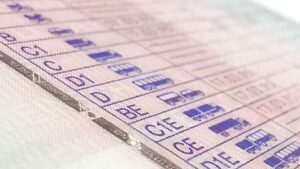 La DGT confirma que tener el carnet C o D no basta para cobrar como conductor profesional y explica qué más necesitas obligatoriamente