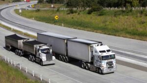 La DGT aclara qué hacer si vas a 120 km/h por el carril izquierdo y alguien intenta adelantar: la normativa es clara