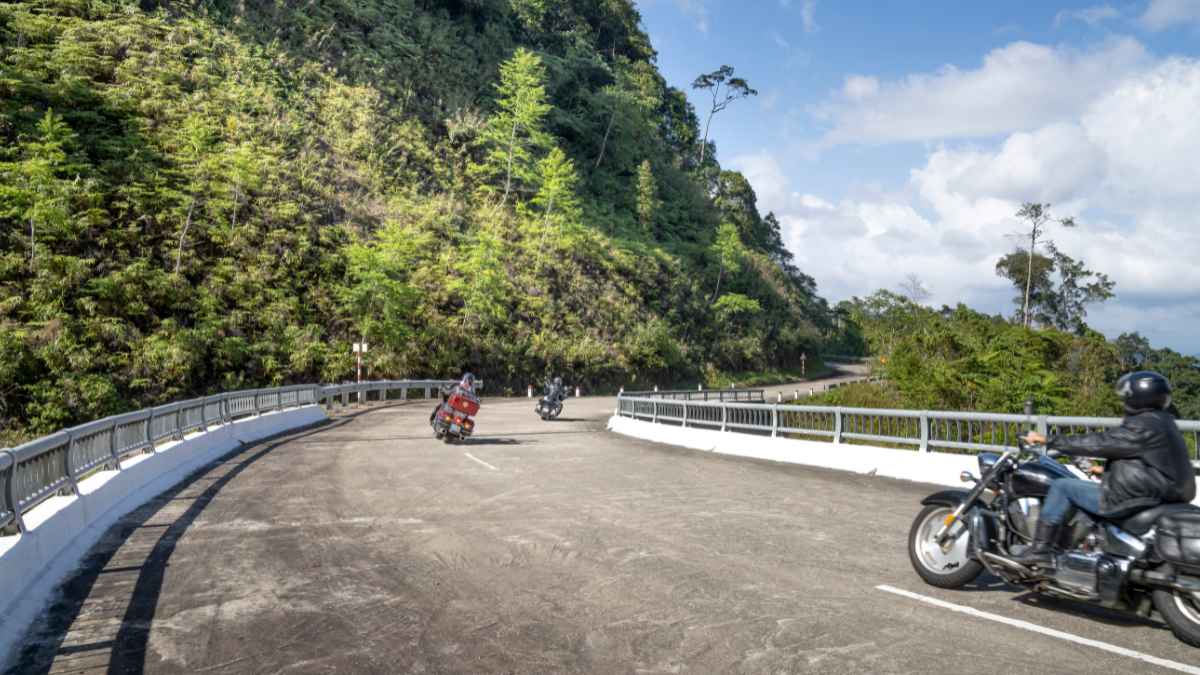 Motoristas circulando por carretera vigilada por la DGT en 2025