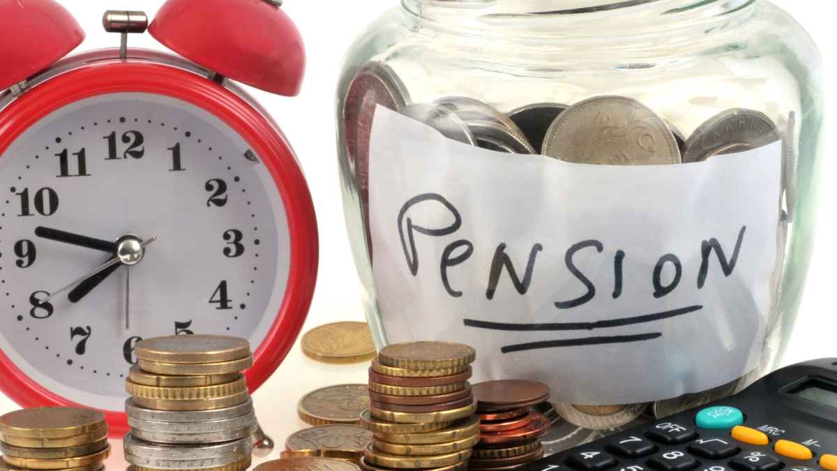 Reloj junto a tarro con monedas representando aumento edad, jubilación hasta los 71 años