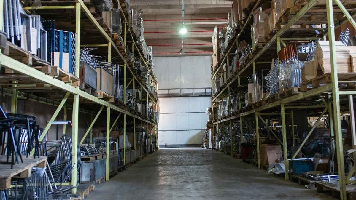 Almacén industrial con perfiles metálicos apilados que causaron lesiones graves a un empleado
