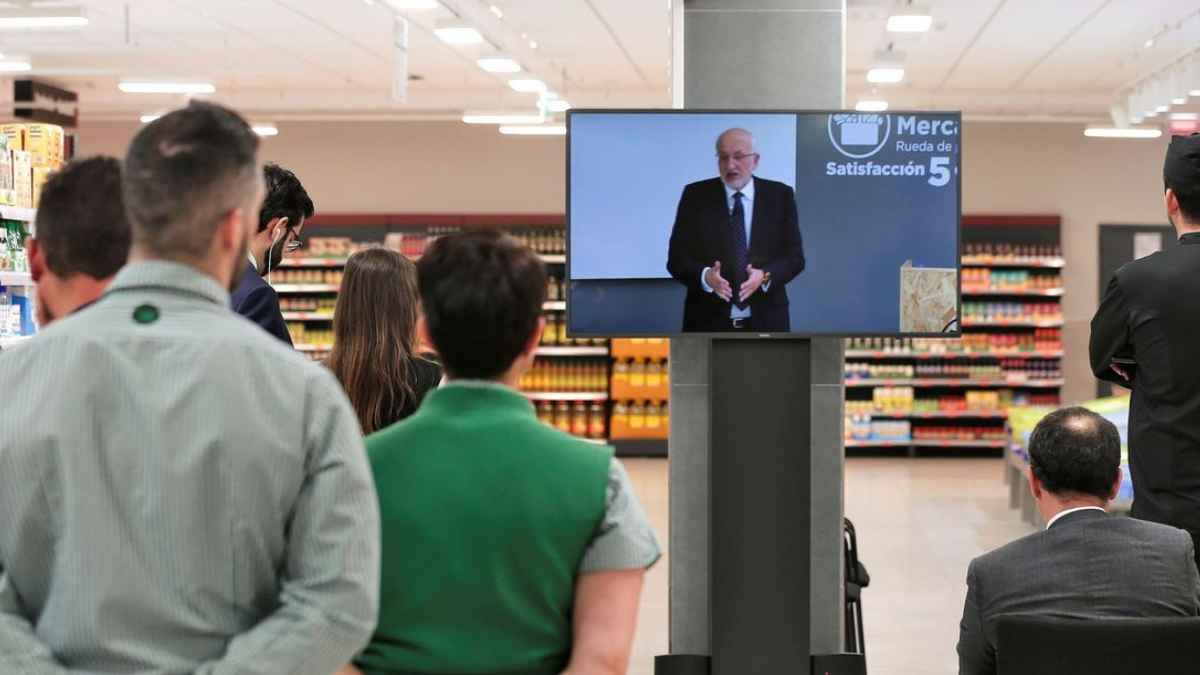 Empleados de Mercadona viendo una rueda de prensa sobre la sentencia del Supremo que obliga a readmitir a una trabajadora despedida por ir a la peluquería estando de baja.
