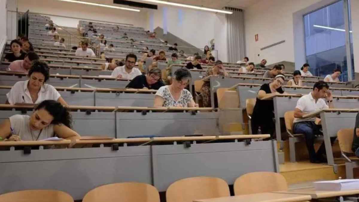 Aspirantes realizando las oposiciones a docente en Andalucía durante un examen escrito