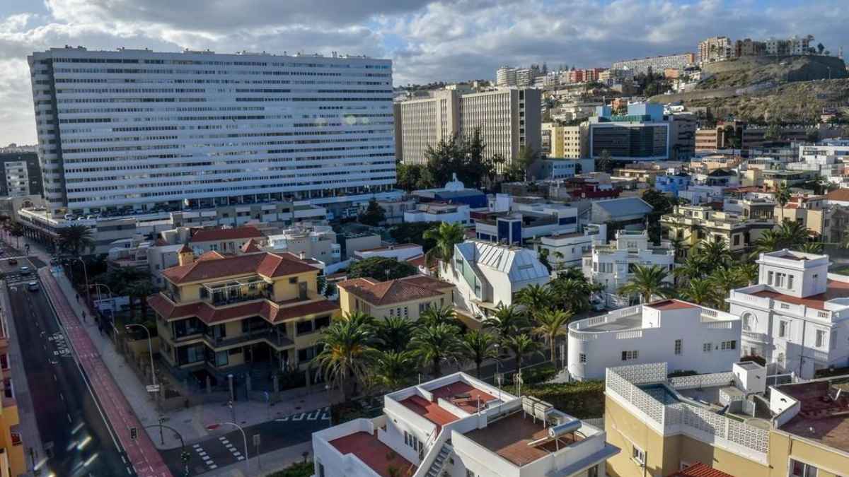 Vista aérea de edificios en Canarias, donde una española debe pagar 200 euros por traducir las juntas vecinales del alemán