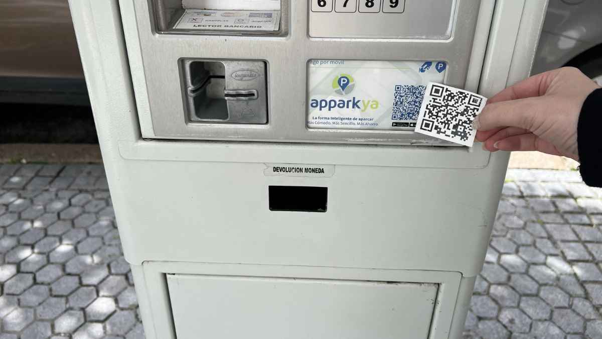 Código QR falso colocado sobre un parquímetro en Fuengirola para estafar a los usuarios.