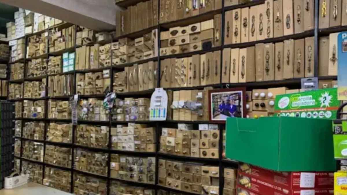 Interior de la ferretería madrileña de las hermanas Molina, estanterías repletas de herrajes y cajas en plena liquidación antes del cierre definitivo en diciembre.