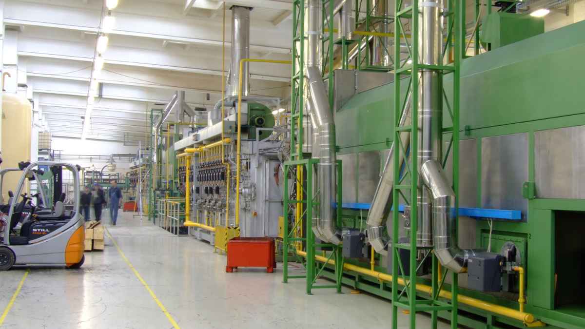 Formación Profesional Dual en Catalunya: estudiantes realizando prácticas laborales en una empresa