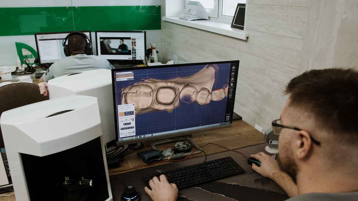 Profesional trabajando con software dental 3D en un laboratorio de odontología