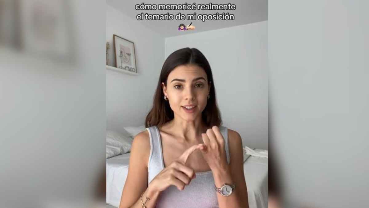 Funcionaria muestra técnica para memorizar temario de oposiciones