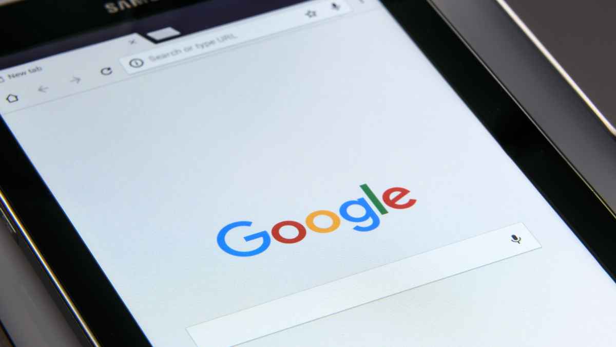 Logotipo de Google en pantalla representando la fusión oficial de Android y Chrome OS