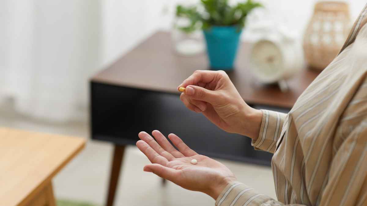 Persona tomando una pastilla de gabapentina con posible riesgo de deterioro cognitivo según estudio