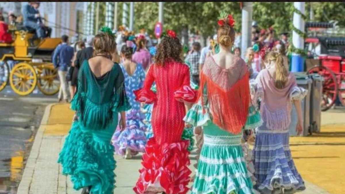 Mujeres vestidas de flamenca pasean por una feria española mientras la Guardia Civil alerta sobre los riesgos de seguridad alimentaria en estos eventos.