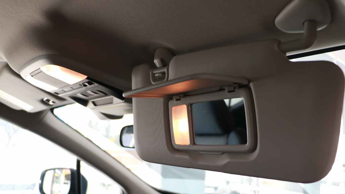 Visera parasol abierta con espejo interior en vehículo, elemento vigilado por la Guardia Civil con multas de 200 euros y retirada de dos puntos