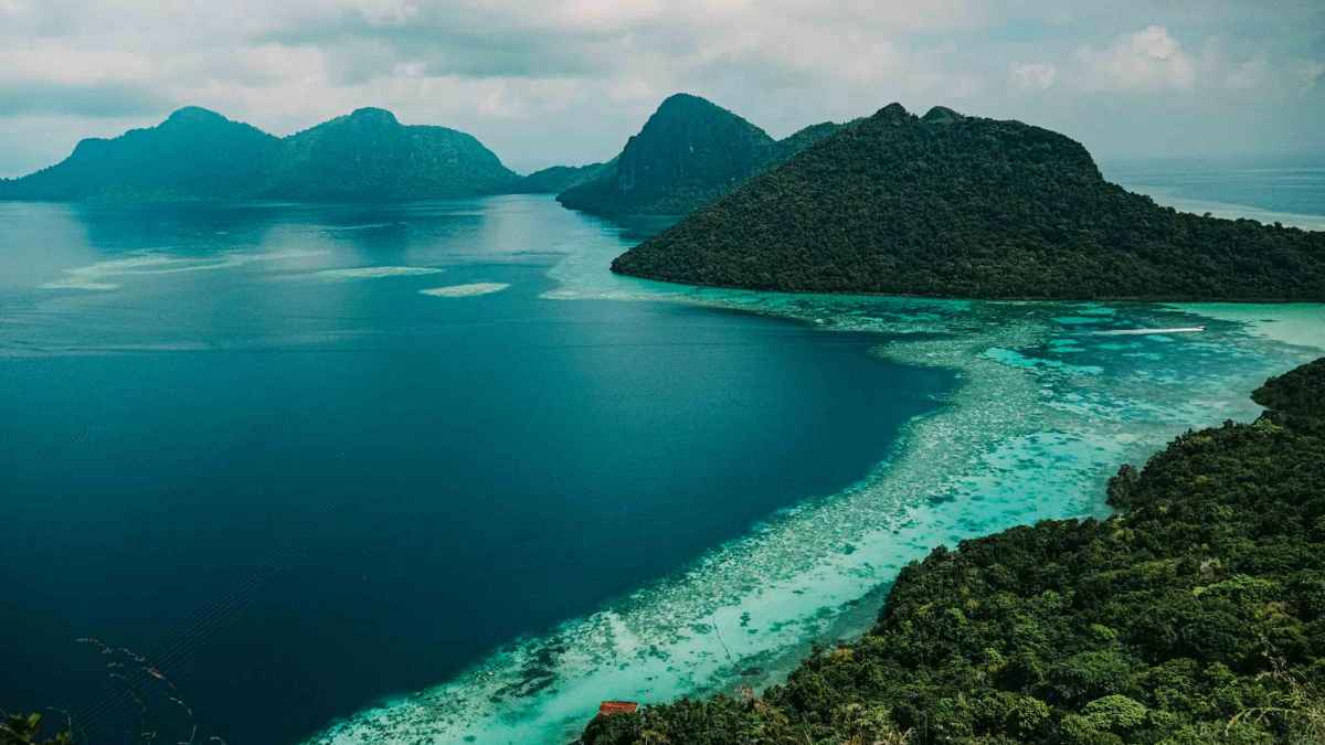 Paisaje marítimo del sudeste asiático donde encontraron herramientas antiguas de navegación de hace 40.000 años.