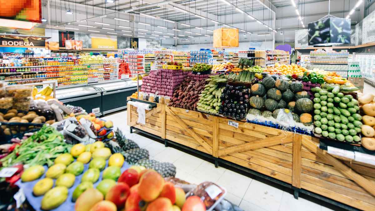 Interior de hipermercado español mostrando frutas, verduras y productos frescos