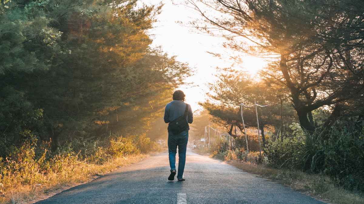 Hombre caminando solo por carretera tras discutir con su esposa y recorrer 450 kilómetros en 7 días, multa de 400 euros