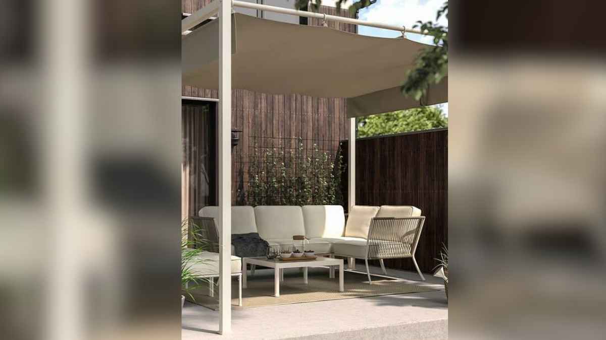 Pérgola Hammarön de Ikea instalada en terraza proporcionando sombra en verano