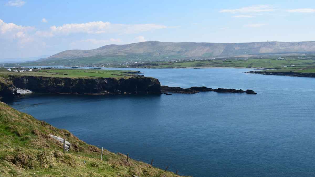 Paisaje de una de las islas remotas de Irlanda a las que puedes mudarte por 77.000 euros