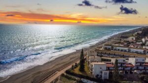 ¿Conoces esta joya oculta en la costa del sol? Tiene playas de ensueño sin masificaciones