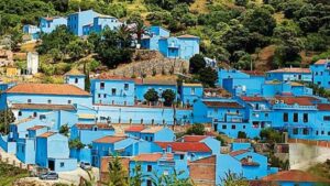 Este pueblo de Málaga se convirtió en la primera “aldea azul” de mundo gracias a sus casas pintadas y figuras gigantes inspiradas en los pitufos