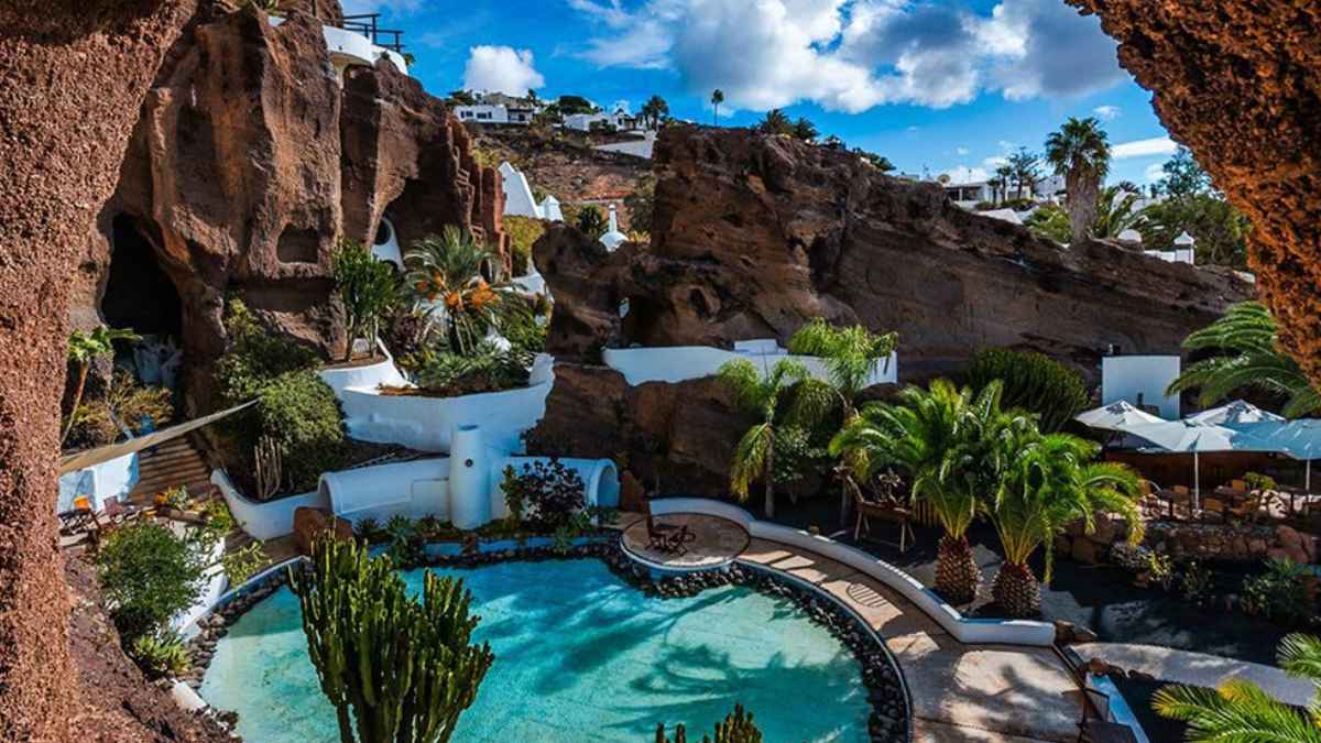 Restaurante Lagomar en Lanzarote integrado en roca volcánica con piscina y palmeras visto desde la terraza