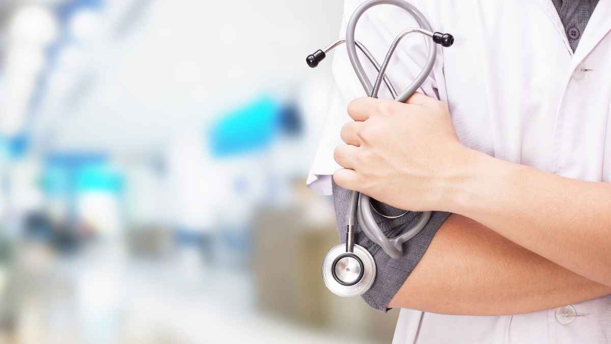 Médico sosteniendo un estetoscopio simbolizando la evaluación de lesiones indemnizadas por la Seguridad Social sin incapacidad permanente