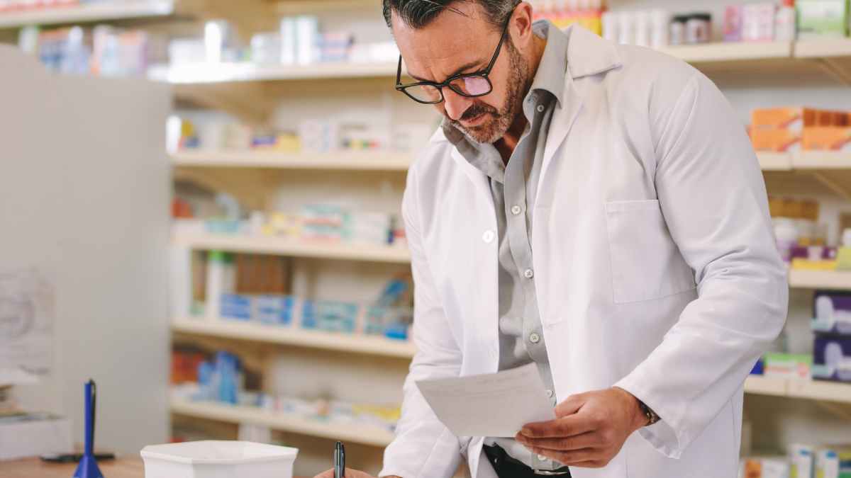 Farmacéutico revisando recetas médicas tras la nueva ley que permite renovarlas sin ir al ambulatorio