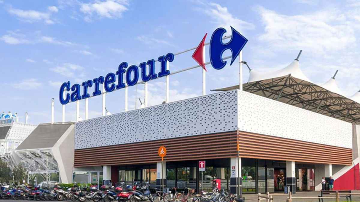 Fachada exterior de hipermercado Carrefour donde se vende jamón ibérico de bellota a precio atractivo