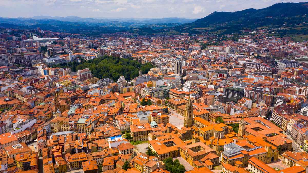 Vista aérea de Oviedo donde se construirá el nuevo megacentro social con biblioteca, coworking y formación laboral