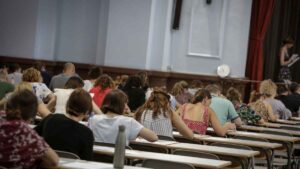 Fue la mejor nota del tribunal, pero perdió la plaza por olvidar escribir un número en el examen: La oposición docente se convierte en pesadilla