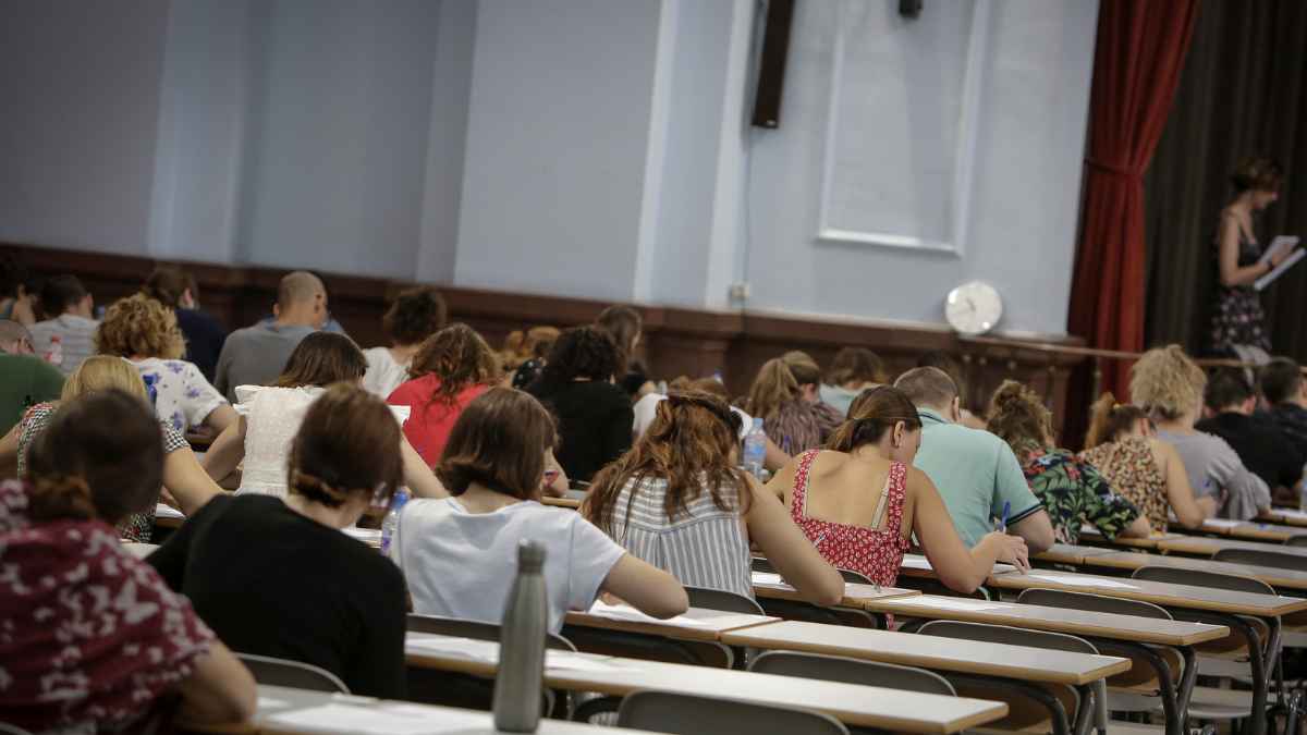 Aspirantes realizando examen de oposición docente en Andalucía