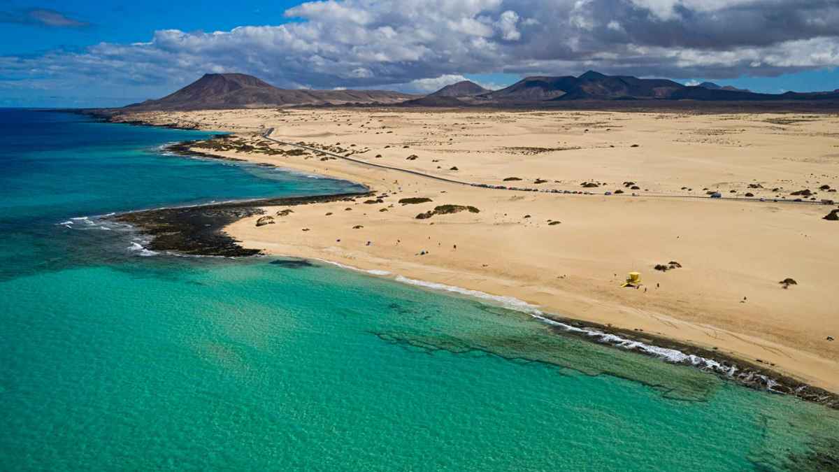 Vista aérea de Corralejo, Fuerteventura: arenas doradas y aguas turquesas, elegida mejor playa del mundo por National Geographic