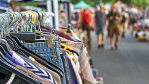 Ropa, artesanía y tendencias: el nuevo mercadillo de moda que está conquistando a las influencers madrileñas con sus prendas modernas y precios bajos