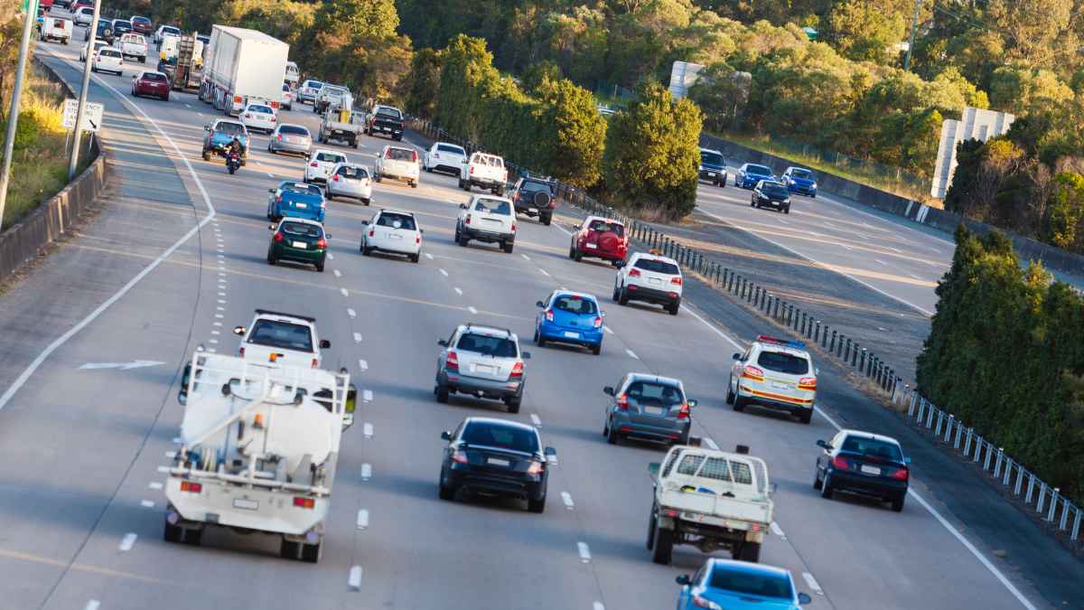Tráfico denso en autopista donde una conductora recibió una multa de 7.500 euros por circular a 120 km/h en tramo limitado a 100 km/h debido a un fallo informático.