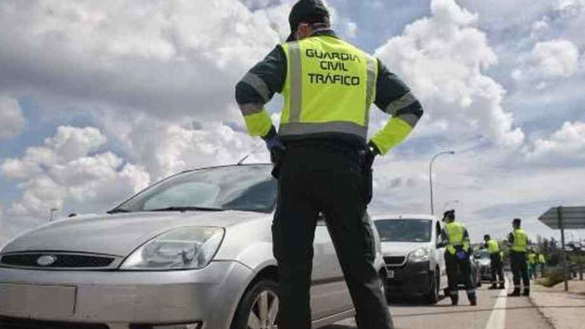 Guardia Civil de Tráfico multando por ocupar plazas reservadas para coches eléctricos